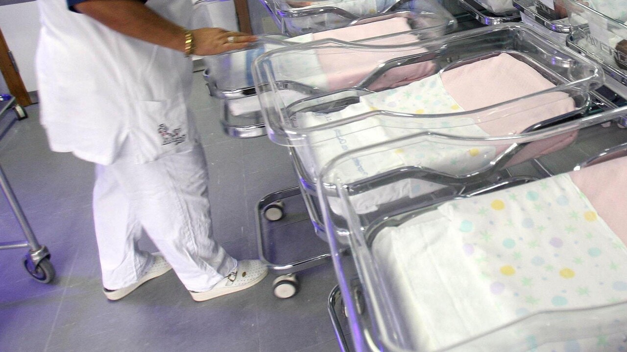 Istat, le nascite sono ancora in calo, 355 mila nel '25 e nel '26 nuova flessione